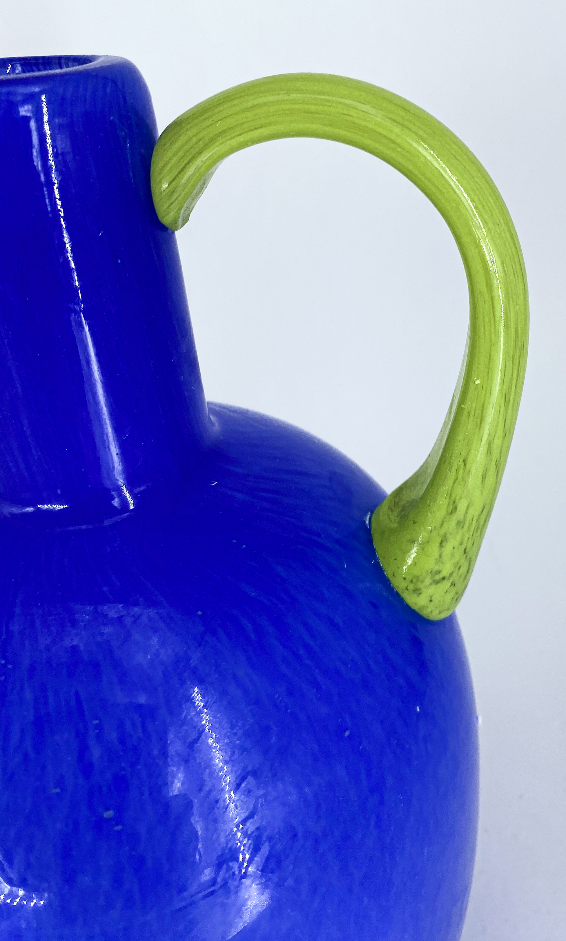 FLORERO AZUL CON ASA 4HM31-5 (13.5 x 13.5 x 21.5)